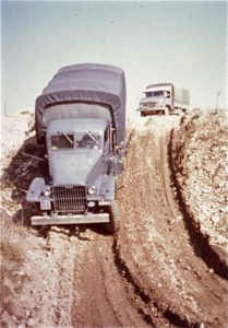GMC CCKW 352 ou 353 treuillé par un Unimog Mercedes 404S